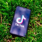 En menos de una década, TikTok se ha transformado de una aplicación de redes sociales de rápido crecimiento en una de las plataformas digitales más influyentes del mundo. Lo que antes parecía un simple espacio para videos cortos de baile se ha convertido en un centro global de creatividad, entretenimiento, educación, marketing e influencia cultural. Hoy en día, TikTok no solo marca tendencias en línea, sino que redefine la forma en que las personas se comunican, consumen contenido y se expresan en la era digital. Con miles de millones de descargas y una audiencia que abarca casi todos los grupos demográficos, TikTok se ha convertido en el motor de la cultura de internet moderna. Desde creadores y marcas hasta músicos, educadores y emprendedores, la plataforma ha abierto nuevas oportunidades de visibilidad global y participación de la audiencia como nunca antes se había visto.