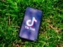 En menos de una década, TikTok se ha transformado de una aplicación de redes sociales de rápido crecimiento en una de las plataformas digitales más influyentes del mundo. Lo que antes parecía un simple espacio para videos cortos de baile se ha convertido en un centro global de creatividad, entretenimiento, educación, marketing e influencia cultural. Hoy en día, TikTok no solo marca tendencias en línea, sino que redefine la forma en que las personas se comunican, consumen contenido y se expresan en la era digital. Con miles de millones de descargas y una audiencia que abarca casi todos los grupos demográficos, TikTok se ha convertido en el motor de la cultura de internet moderna. Desde creadores y marcas hasta músicos, educadores y emprendedores, la plataforma ha abierto nuevas oportunidades de visibilidad global y participación de la audiencia como nunca antes se había visto.