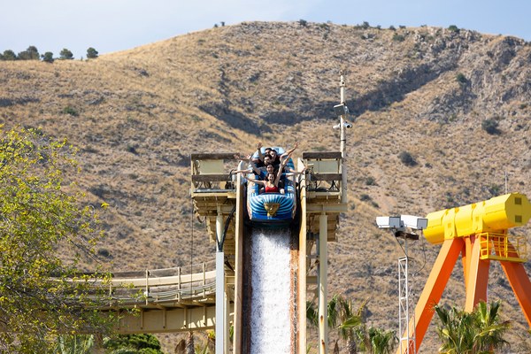 Barca de Cataratas del Nilo bajando por la colina en Terra Mítica