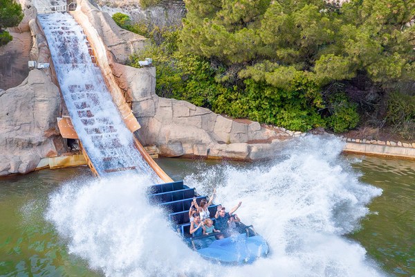 Barca de La furia de Tritón cayendo al agua con un gran chapuzón