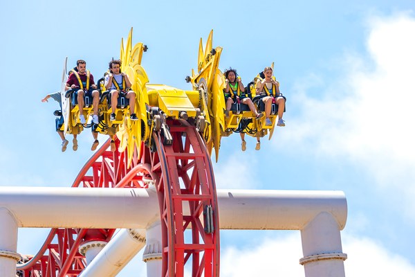 Atracción Inferno de Terra Mítica en rojo y amarillo