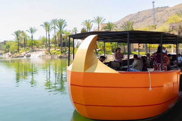 Barco naranja de Puerto de Alejandría en el lago de Terra Mítica