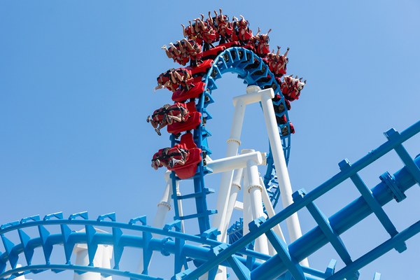Montaña rusa invertida Titánide con un looping