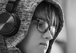 In an era where digital consumption is ever-evolving, Audible stands out as a transformative force in the world of spoken audio entertainment. As the leading provider of audiobooks, podcasts, and original audio performances, Audible has changed how people across the globe, including in Italy, experience stories and acquire knowledge. This platform not only entertains but also provides educational content in a format that fits seamlessly into the busy lives of modern listeners.