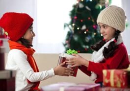 Lorsqu'il s'agit de garder une trace des affaires de leurs enfants, qu'il s'agisse d'un manteau, d'une boîte à goûter ou d'une gourde, les parents connaissent bien ce défi. C'est là qu'Étiquettes Folies, une marque fièrement française, intervient. Avec un esprit ludique et une mission pratique, Étiquettes Folies propose une gamme colorée et de haute qualité d'étiquettes personnalisables et d'accessoires pour enfants, conçus pour une vie organisée, élégante et un peu plus sereine.