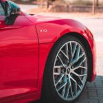 Hertz es una de las compañías de alquiler de coches y movilidad más reconocidas del mundo, que atiende las necesidades de transporte de viajeros, empresas y particulares en cientos de ubicaciones a nivel global. Con una trayectoria de más de un siglo, Hertz ha evolucionado de un proveedor tradicional de alquiler de vehículos a una marca de movilidad moderna centrada en la comodidad, la innovación digital, la sostenibilidad y las soluciones de transporte flexibles. Desde alquileres en aeropuertos y viajes de negocios hasta flotas de vehículos eléctricos y colaboraciones con servicios de transporte compartido, Hertz continúa adaptándose a la rápida evolución del sector del transporte, manteniendo su posición como líder mundial en servicios de alquiler de vehículos.