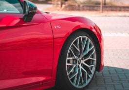 Hertz es una de las compañías de alquiler de coches y movilidad más reconocidas del mundo, que atiende las necesidades de transporte de viajeros, empresas y particulares en cientos de ubicaciones a nivel global. Con una trayectoria de más de un siglo, Hertz ha evolucionado de un proveedor tradicional de alquiler de vehículos a una marca de movilidad moderna centrada en la comodidad, la innovación digital, la sostenibilidad y las soluciones de transporte flexibles. Desde alquileres en aeropuertos y viajes de negocios hasta flotas de vehículos eléctricos y colaboraciones con servicios de transporte compartido, Hertz continúa adaptándose a la rápida evolución del sector del transporte, manteniendo su posición como líder mundial en servicios de alquiler de vehículos.
