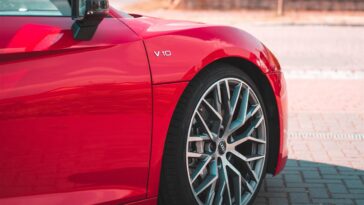 Hertz es una de las compañías de alquiler de coches y movilidad más reconocidas del mundo, que atiende las necesidades de transporte de viajeros, empresas y particulares en cientos de ubicaciones a nivel global. Con una trayectoria de más de un siglo, Hertz ha evolucionado de un proveedor tradicional de alquiler de vehículos a una marca de movilidad moderna centrada en la comodidad, la innovación digital, la sostenibilidad y las soluciones de transporte flexibles. Desde alquileres en aeropuertos y viajes de negocios hasta flotas de vehículos eléctricos y colaboraciones con servicios de transporte compartido, Hertz continúa adaptándose a la rápida evolución del sector del transporte, manteniendo su posición como líder mundial en servicios de alquiler de vehículos.