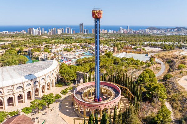 Vista aérea de Terra Mítica con la torre de El vuelo del fénix