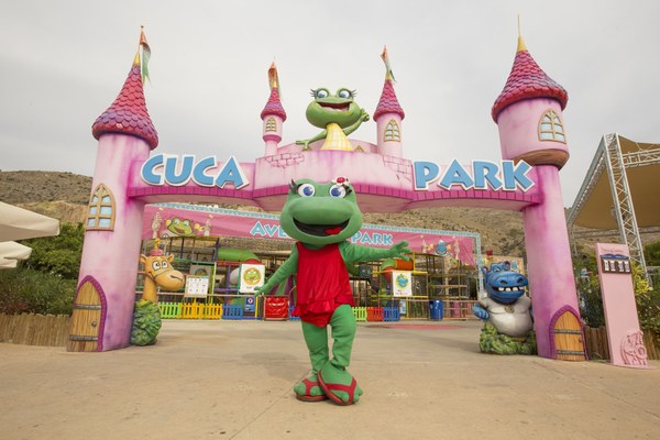 Niños con la mascota de Cuca Park en Terra Mítica