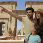 Familia posando en la zona de Egipto de Terra Mítica en Benidorm