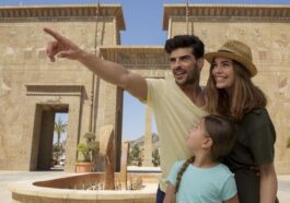 Familia posando en la zona de Egipto de Terra Mítica en Benidorm
