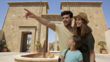 Familia posando en la zona de Egipto de Terra Mítica en Benidorm