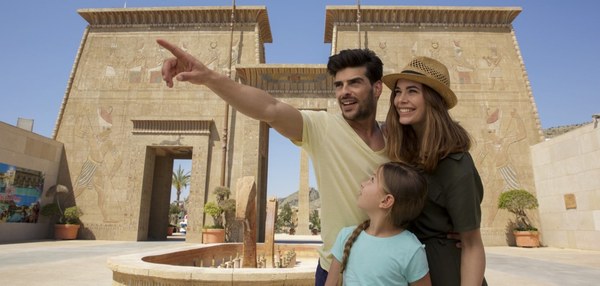 Familia posando en la zona de Egipto de Terra Mítica en Benidorm