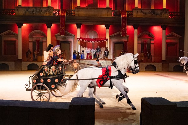 Espectáculo con carro y caballos en Terra Mítica