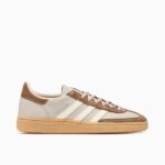 Zapatillas adidas Originals Handball Spezial beige y marrón con tres bandas blancas y suela de goma