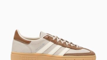 Zapatillas adidas Originals Handball Spezial beige y marrón con tres bandas blancas y suela de goma