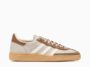 Zapatillas adidas Originals Handball Spezial beige y marrón con tres bandas blancas y suela de goma