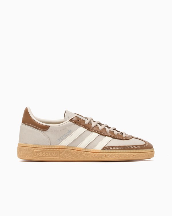 Zapatillas adidas Originals Handball Spezial beige y marrón con tres bandas blancas y suela de goma