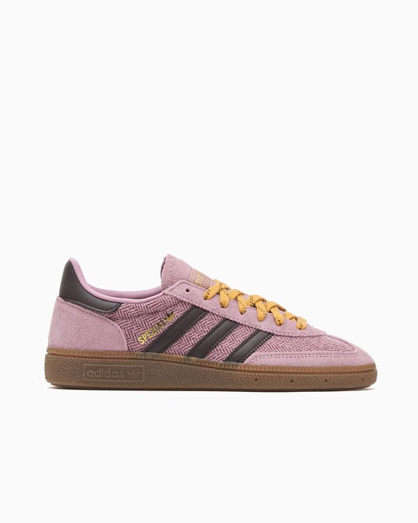 Zapatillas adidas Originals Women's Handball Spezial rosas con tres bandas oscuras y suela de goma