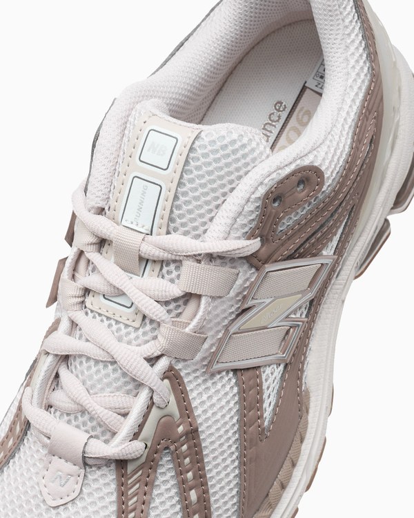 Detalle de las New Balance U1906 en beige y marrón