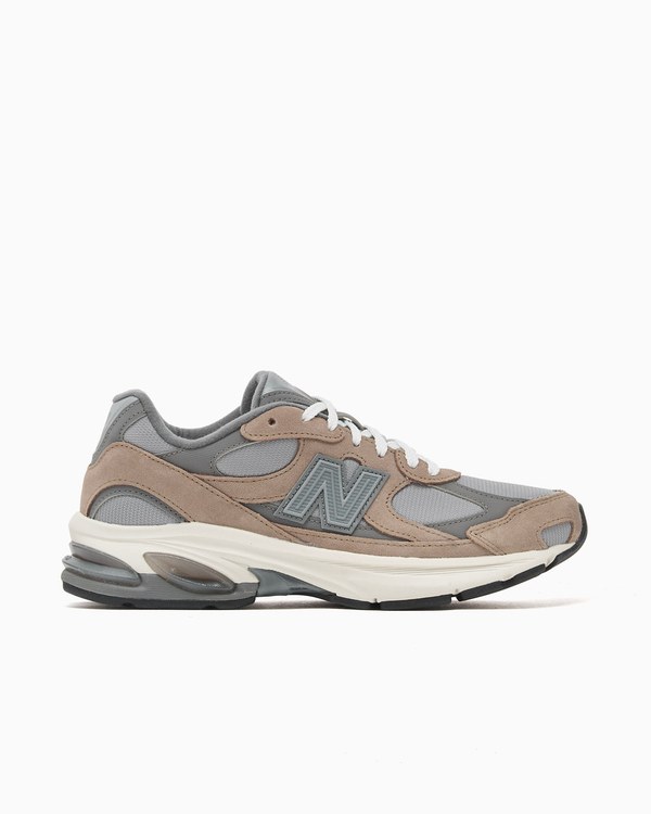New Balance U2010 7RI en marrón y gris vista de lado