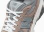 Detalle de las New Balance U2010 en marrón y gris