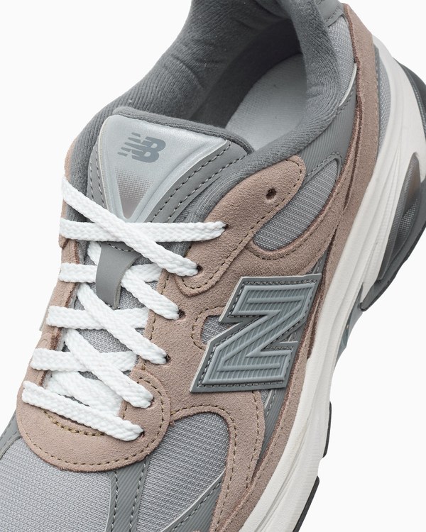 Detalle de las New Balance U2010 en marrón y gris