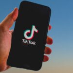 En el mundo en constante evolución de las redes sociales, pocas plataformas han transformado la cultura digital de forma tan radical como TikTok. Lo que comenzó como una sencilla aplicación de vídeos cortos se convirtió rápidamente en un fenómeno global que redefinió el entretenimiento, la comunicación, el marketing y la creatividad online. Hoy en día, TikTok es mucho más que una red social: es un movimiento cultural que ha influido en la forma en que las personas crean contenido, descubren tendencias y se conectan con audiencias de todo el mundo. Con millones de usuarios creando y consumiendo contenido a diario, TikTok ha revolucionado el panorama digital al hacer que la creatividad sea más accesible, el entretenimiento más personalizado y el éxito viral alcanzable para cualquiera con un smartphone y una idea.
