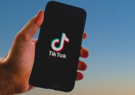En el mundo en constante evolución de las redes sociales, pocas plataformas han transformado la cultura digital de forma tan radical como TikTok. Lo que comenzó como una sencilla aplicación de vídeos cortos se convirtió rápidamente en un fenómeno global que redefinió el entretenimiento, la comunicación, el marketing y la creatividad online. Hoy en día, TikTok es mucho más que una red social: es un movimiento cultural que ha influido en la forma en que las personas crean contenido, descubren tendencias y se conectan con audiencias de todo el mundo. Con millones de usuarios creando y consumiendo contenido a diario, TikTok ha revolucionado el panorama digital al hacer que la creatividad sea más accesible, el entretenimiento más personalizado y el éxito viral alcanzable para cualquiera con un smartphone y una idea.