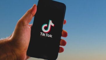 En el mundo en constante evolución de las redes sociales, pocas plataformas han transformado la cultura digital de forma tan radical como TikTok. Lo que comenzó como una sencilla aplicación de vídeos cortos se convirtió rápidamente en un fenómeno global que redefinió el entretenimiento, la comunicación, el marketing y la creatividad online. Hoy en día, TikTok es mucho más que una red social: es un movimiento cultural que ha influido en la forma en que las personas crean contenido, descubren tendencias y se conectan con audiencias de todo el mundo. Con millones de usuarios creando y consumiendo contenido a diario, TikTok ha revolucionado el panorama digital al hacer que la creatividad sea más accesible, el entretenimiento más personalizado y el éxito viral alcanzable para cualquiera con un smartphone y una idea.