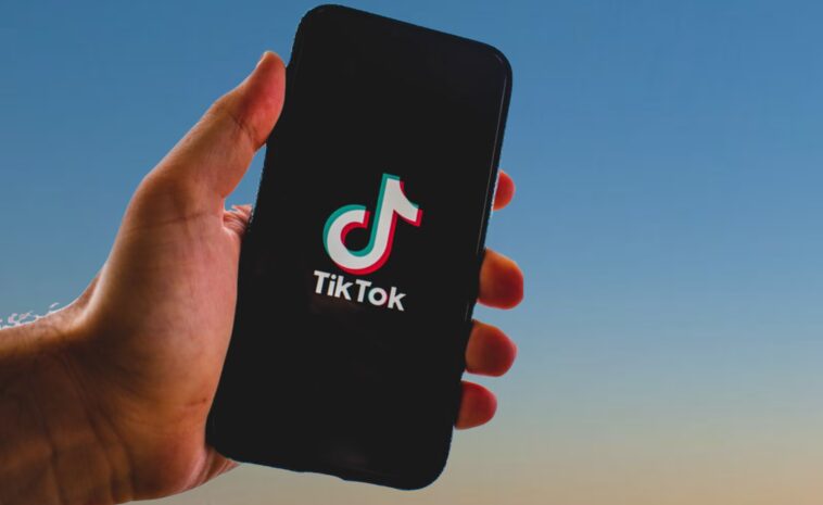 En el mundo en constante evolución de las redes sociales, pocas plataformas han transformado la cultura digital de forma tan radical como TikTok. Lo que comenzó como una sencilla aplicación de vídeos cortos se convirtió rápidamente en un fenómeno global que redefinió el entretenimiento, la comunicación, el marketing y la creatividad online. Hoy en día, TikTok es mucho más que una red social: es un movimiento cultural que ha influido en la forma en que las personas crean contenido, descubren tendencias y se conectan con audiencias de todo el mundo. Con millones de usuarios creando y consumiendo contenido a diario, TikTok ha revolucionado el panorama digital al hacer que la creatividad sea más accesible, el entretenimiento más personalizado y el éxito viral alcanzable para cualquiera con un smartphone y una idea.