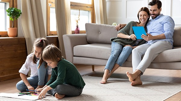 Famiglia con due bambini nel soggiorno di casa