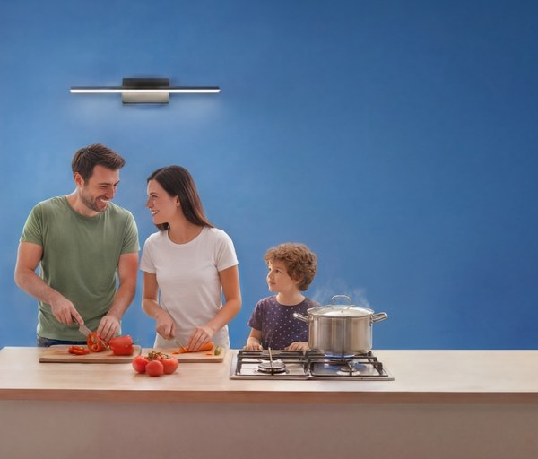 Famiglia che cucina insieme in una cucina di casa