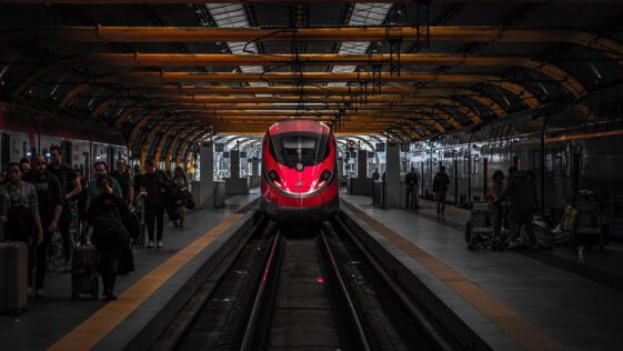 Deutschland hat das Deutschlandticket eingeführt, um den öffentlichen Nahverkehr zugänglicher, nachhaltiger und benutzerfreundlicher zu gestalten – eine einfache und erschwingliche Lösung, die die Mobilität der Menschen im Land grundlegend verändert. Dank dieser bahnbrechenden Initiative ist freies Reisen zwischen Städten, Regionen und Gemeinden kein Traum mehr – es wird Realität.