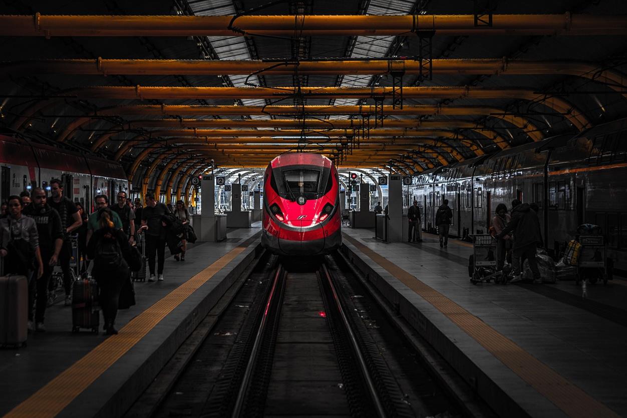 Deutschland hat das Deutschlandticket eingeführt, um den öffentlichen Nahverkehr zugänglicher, nachhaltiger und benutzerfreundlicher zu gestalten – eine einfache und erschwingliche Lösung, die die Mobilität der Menschen im Land grundlegend verändert. Dank dieser bahnbrechenden Initiative ist freies Reisen zwischen Städten, Regionen und Gemeinden kein Traum mehr – es wird Realität.