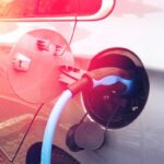 Ladekabel steckt in der Ladebuchse eines Elektroautos