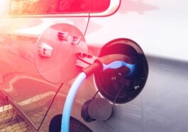Ladekabel steckt in der Ladebuchse eines Elektroautos