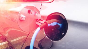 Ladekabel steckt in der Ladebuchse eines Elektroautos