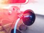 Ladekabel steckt in der Ladebuchse eines Elektroautos