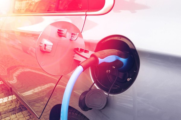 Ladekabel steckt in der Ladebuchse eines Elektroautos