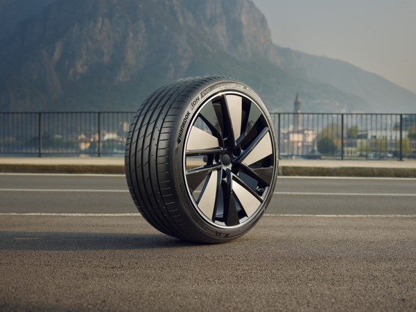 Hankook iON evo Elektroauto-Reifen auf einer Felge vor Bergkulisse
