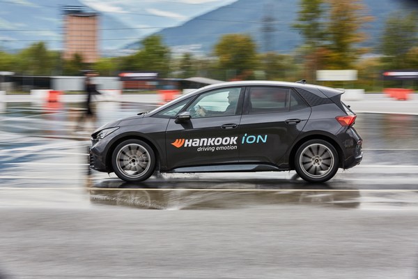 Testfahrzeug mit Hankook iON FlexClimate Ganzjahresreifen auf nasser Strecke