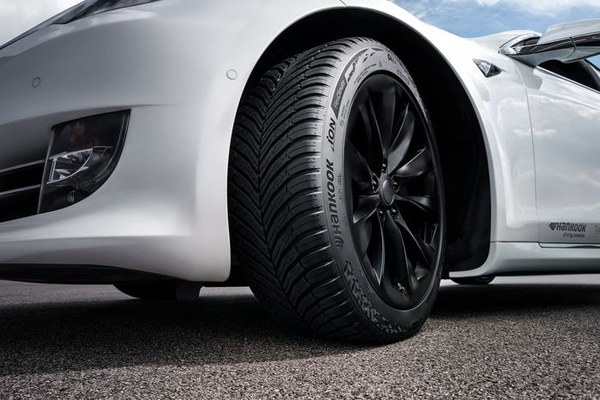 Hankook iON FlexClimate Reifen an einem weißen Elektroauto
