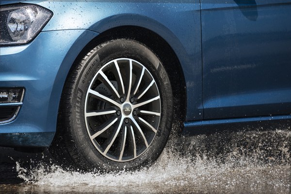 Auto mit Michelin e.Primacy Reifen fährt durch Wasser