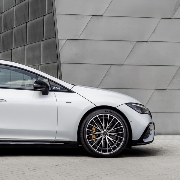 Michelin Pilot Sport EV Reifen an einem weißen Mercedes-AMG EQE