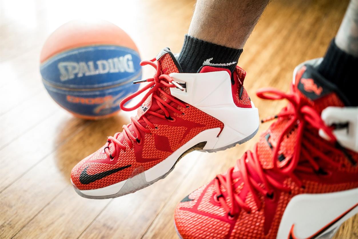 Op het gebied van sportschoenen is New Balance niet alleen naar voren gekomen als concurrent, maar ook als leider, en heeft een erfenis opgebouwd die meer dan een eeuw omspant. Bekend om zijn toewijding aan kwaliteit, innovatie en pasvorm, is de reis van New Balance van een klein bedrijf uit Boston in 1906 naar een wereldwijde krachtpatser op het gebied van sport- en lifestyleschoenen een bewijs van zijn blijvende waarden en aanpassingsvermogen. Dit artikel onderzoekt hoe New Balance consequent vooruitgang heeft geboekt en zijn positie op het hoogtepunt van sportschoenen veilig heeft gesteld.