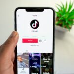 En los últimos años, pocas plataformas digitales han tenido tanto impacto en la cultura global como TikTok. Lo que comenzó como una aplicación para compartir videos cortos evolucionó rápidamente hasta convertirse en una de las fuerzas más poderosas del entretenimiento, el marketing y la comunicación en línea. Hoy, TikTok es más que una red social: es un motor cultural global que marca tendencias, influye en el comportamiento del consumidor, impulsa carreras y redefine la forma en que las personas interactúan en línea. Desde tendencias virales de baile y éxitos musicales hasta estrategias de marketing empresarial y contenido educativo, TikTok ha transformado el panorama digital de maneras que continúan influyendo en industrias de todo el mundo. Su auge refleja un cambio importante en la forma en que las audiencias consumen contenido y cómo las marcas se conectan con los consumidores en la era moderna.
