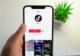 En los últimos años, pocas plataformas digitales han tenido tanto impacto en la cultura global como TikTok. Lo que comenzó como una aplicación para compartir videos cortos evolucionó rápidamente hasta convertirse en una de las fuerzas más poderosas del entretenimiento, el marketing y la comunicación en línea. Hoy, TikTok es más que una red social: es un motor cultural global que marca tendencias, influye en el comportamiento del consumidor, impulsa carreras y redefine la forma en que las personas interactúan en línea. Desde tendencias virales de baile y éxitos musicales hasta estrategias de marketing empresarial y contenido educativo, TikTok ha transformado el panorama digital de maneras que continúan influyendo en industrias de todo el mundo. Su auge refleja un cambio importante en la forma en que las audiencias consumen contenido y cómo las marcas se conectan con los consumidores en la era moderna.
