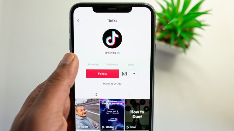 En los últimos años, pocas plataformas digitales han tenido tanto impacto en la cultura global como TikTok. Lo que comenzó como una aplicación para compartir videos cortos evolucionó rápidamente hasta convertirse en una de las fuerzas más poderosas del entretenimiento, el marketing y la comunicación en línea. Hoy, TikTok es más que una red social: es un motor cultural global que marca tendencias, influye en el comportamiento del consumidor, impulsa carreras y redefine la forma en que las personas interactúan en línea. Desde tendencias virales de baile y éxitos musicales hasta estrategias de marketing empresarial y contenido educativo, TikTok ha transformado el panorama digital de maneras que continúan influyendo en industrias de todo el mundo. Su auge refleja un cambio importante en la forma en que las audiencias consumen contenido y cómo las marcas se conectan con los consumidores en la era moderna.